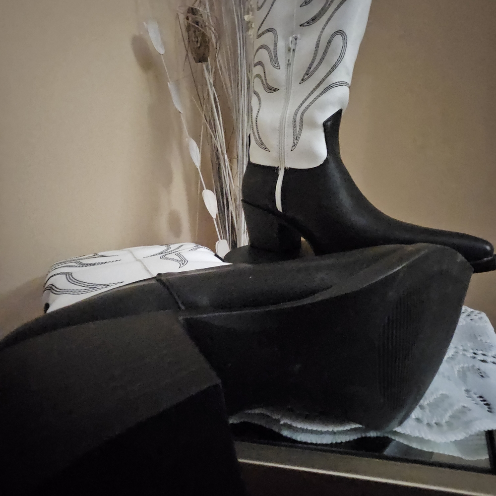 💕❣️Women Wild Pair White and Black Western Knee Boots Size 9 1/2 - NWOT💓❣️ - Picture 7 of 8